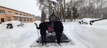  Волонтеры на памятниках села